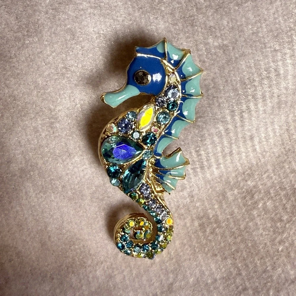 Small Brilliant Seahorse Brooch Pin Blue Rhinestones Gold Tone Metal - Picture 1 of 5